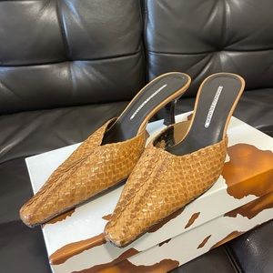 DONALD J PLINER WOVEN KITTEN HEEL